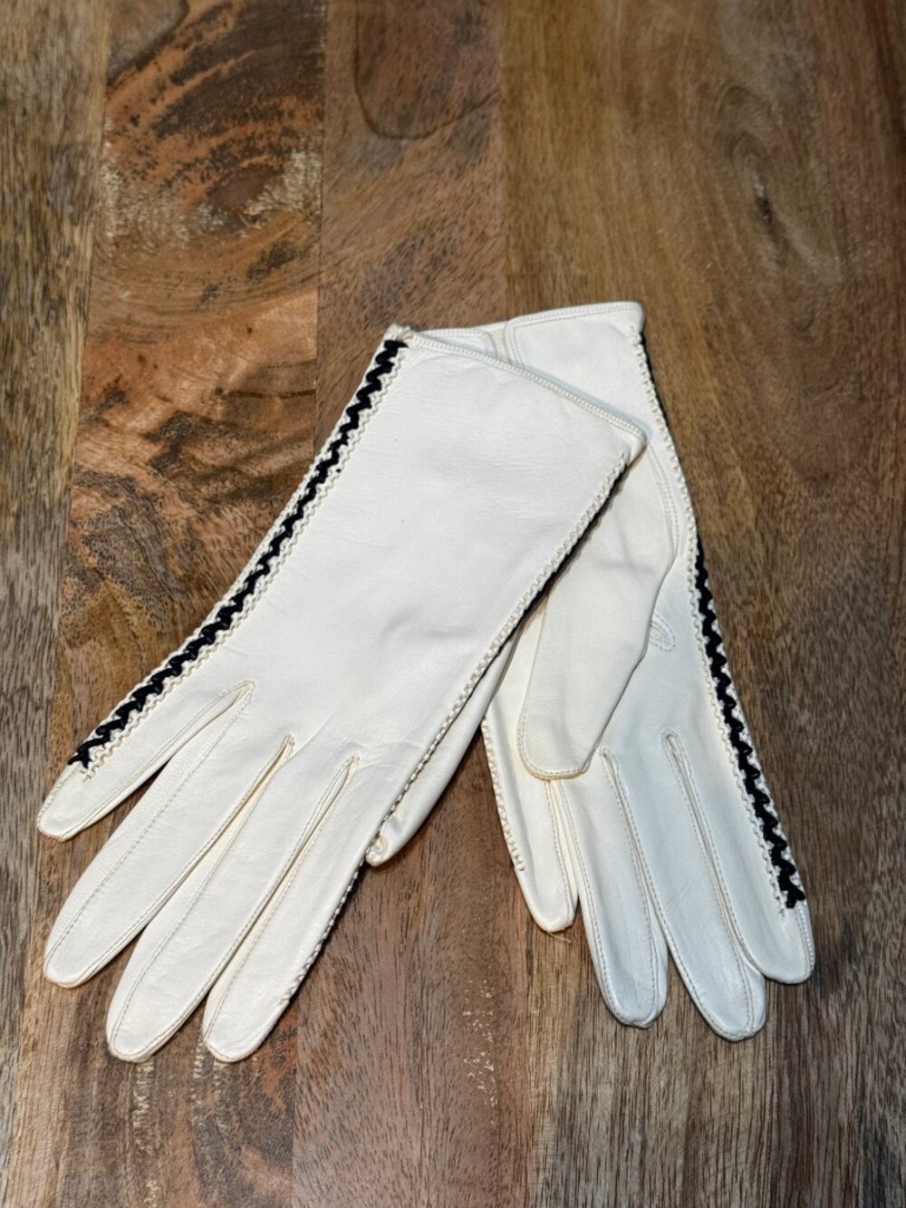 Barra of Italy Leather Gloves, White with Black. 7 1/2, Vintage Circa 1950s
